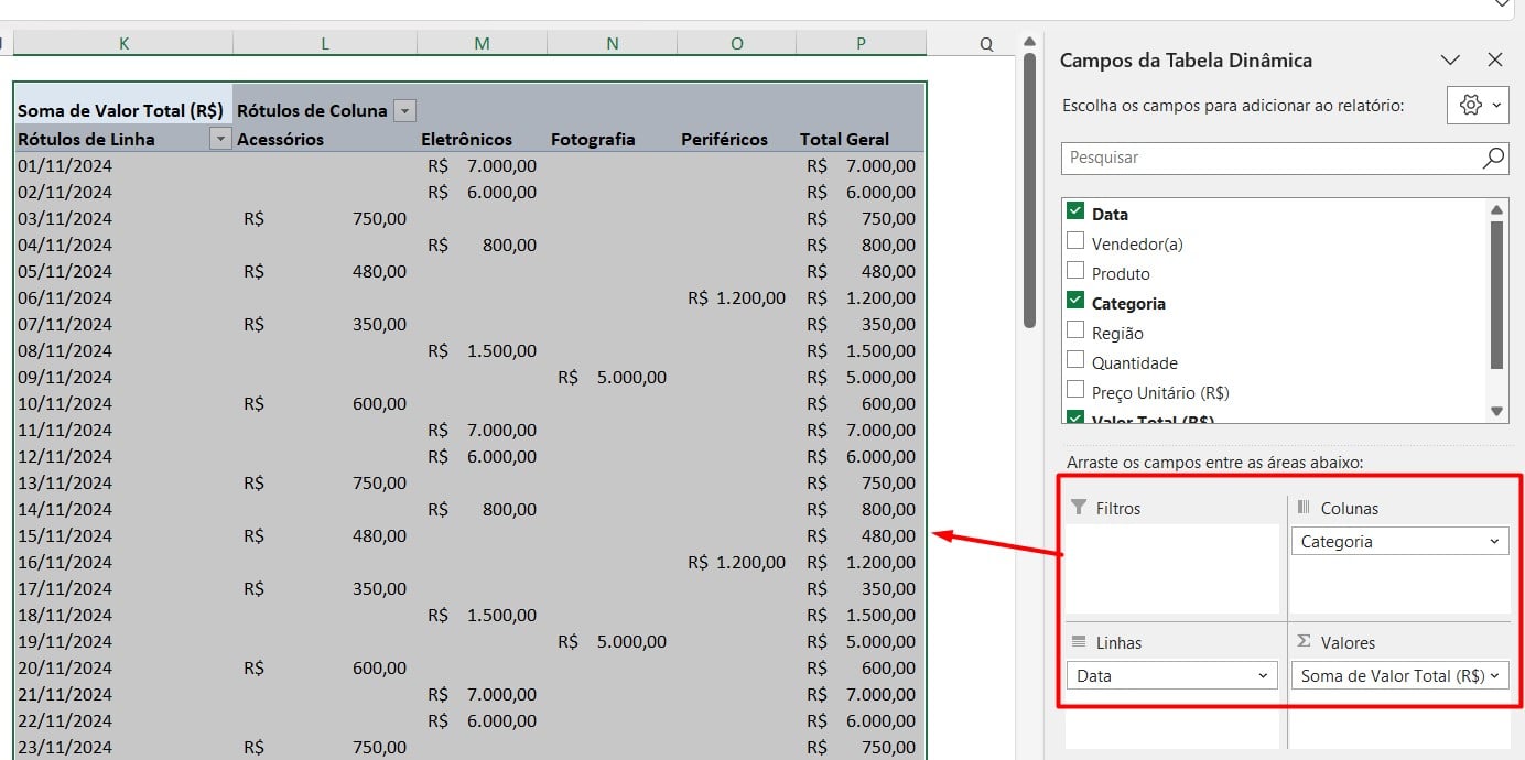 Por fim, ao aparecer o campo para configuração da tabela dinâmica, arraste os dados que deseja analisar para as áreas:• Em Linhas coloque a Data. • Em Valores coloque a coluna de Valor Total (R$). • Já em Colunas, coloque a coluna de Categoria. Inserindo Tabela Dinâmica no Excel