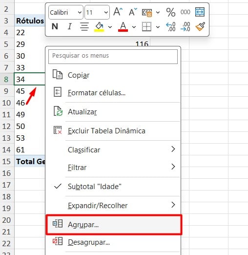 Agrupando os Números na Tabela Dinâmica do ExcelNo entanto, queremos agrupar as informações por faixa etária. Sendo assim, clique com o botão direito em qualquer valor de Idade que está na coluna de Linhas. Agrupando Dados na Tabela Dinâmica do Excel